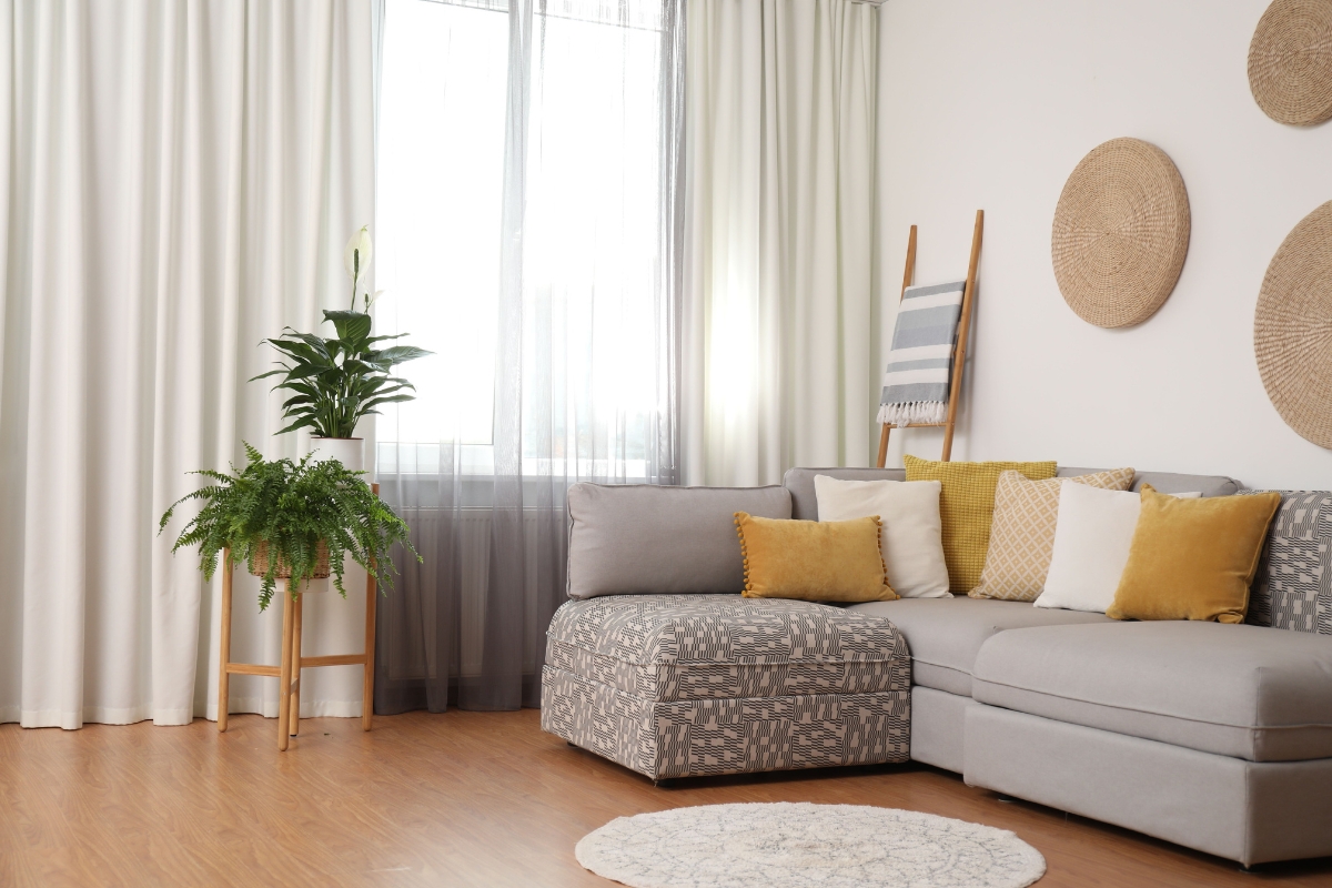 prikaz dnevnog boravka sa ugaonom i zavesom kao i dekoracionim cevćem