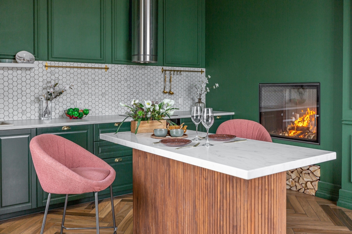 prikaz zeleno bele kuhinje sa roze stolicama